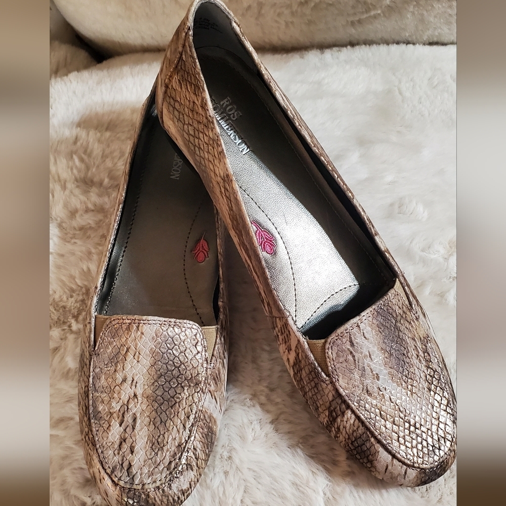 Elegant Snakeskin Patterned Leather Loafers With Gold Shimmer. Sz 9.5N